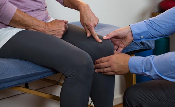 femme qui a mal au genou